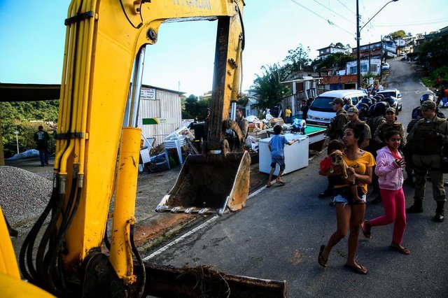 FLORIANÓPOLIS, SC, BRASIL, 13-06-2018 - Prefeitura desocupa construções no maciço do Morro da Cruz, pelo lado do Saco dos Limões, com a ajuda da polícia militar. O batalhão de choque foi enviado ao local. FLORIANÓPOLIS, SC, BRASIL, 13-06-2018 - Prefeitura desocupa construções no maciço do Morro da Cruz, pelo lado do Saco dos Limões, com a ajuda da polícia militar. O batalhão de choque foi enviado ao local.