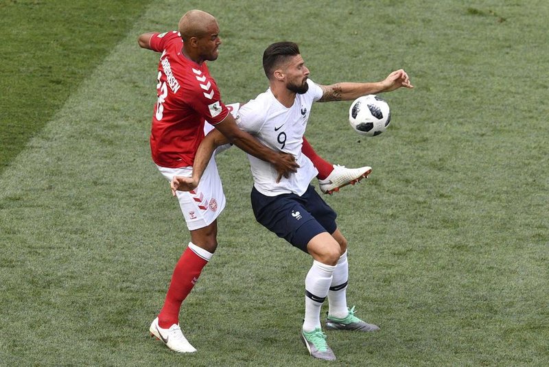  France's forward Olivier Giroud (R) is marked by Denmark's defender Mathias Jorgensen during the Russia 2018 World Cup Group C football match between Denmark and France at the Luzhniki Stadium in Moscow on June 26, 2018. / AFP PHOTO / Mladen ANTONOV / RESTRICTED TO EDITORIAL USE - NO MOBILE PUSH ALERTS/DOWNLOADSEditoria: SPOLocal: MoscowIndexador: MLADEN ANTONOVSecao: soccerFonte: AFPFotógrafo: STF
