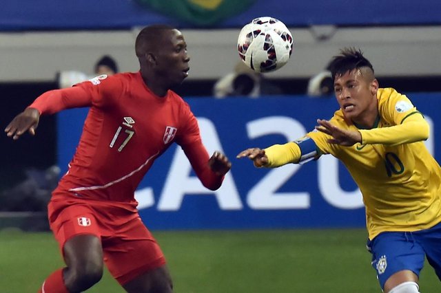 TEMUCO, CHILE, 14/06/2015. Brasil x Peru, jogo válido pela primeira rodada da Copa América 2015 e realizado no estádio Germán Becker em Temuco, Chile, Domingo, Junho 14, 2015.Brazils forward Neymar and Perus defender Luis Advincula vie for the ball during their 2015 Copa America football championship match, in Temuco, Chile, on June 14, 2015. AFP PHOTO / NELSON ALMEIDAEditoria: SPOLocal: TemucoIndexador: NELSON ALMEIDASecao: SoccerFonte: AFPFotógrafo: STF TEMUCO, CHILE, 14/06/2015. Brasil x Peru, jogo válido pela primeira rodada da Copa América 2015 e realizado no estádio Germán Becker em Temuco, Chile, Domingo, Junho 14, 2015.Brazils forward Neymar and Perus defender Luis Advincula vie for the ball during their 2015 Copa America football championship match, in Temuco, Chile, on June 14, 2015. AFP PHOTO / NELSON ALMEIDAEditoria: SPOLocal: TemucoIndexador: NELSON ALMEIDASecao: SoccerFonte: AFPFotógrafo: STF