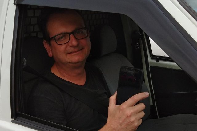 Ajudante de depósito Alexandre Hoffmann acompanhou o jogo pelo celular e trabalhando, ajudando o colega nas entregas Ajudante de depósito Alexandre Hoffmann acompanhou o jogo pelo celular e trabalhando, ajudando o colega nas entregas