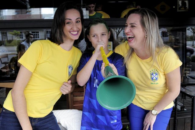 JOINVILLE,SC,BRASIL,27-06-2018.Copa do mundo 2018.Brasil X Sérvia, torcida em Joinville,bar Barão.Franciele Augostinho da Silva,Joaquim Krueger e Caroline Pereira.(Foto:Salmo Duarte/A Notícia)Indexador: Maykon Lammerhirt JOINVILLE,SC,BRASIL,27-06-2018.Copa do mundo 2018.Brasil X Sérvia, torcida em Joinville,bar Barão.Franciele Augostinho da Silva,Joaquim Krueger e Caroline Pereira.(Foto:Salmo Duarte/A Notícia)Indexador: Maykon Lammerhirt