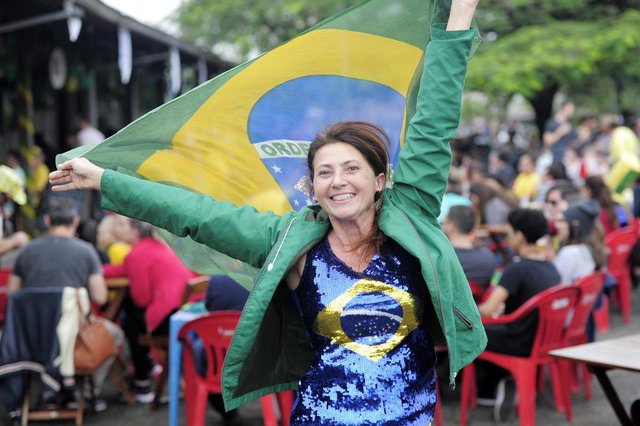 JOINVILLE,SC,BRASIL,27-06-2018.Copa do mundo 2018.Brasil X Sérvia, torcida em Joinville, mercado municipal.Laís Corrente.(Foto:Salmo Duarte/A Notícia)Indexador: Maykon Lammerhirt JOINVILLE,SC,BRASIL,27-06-2018.Copa do mundo 2018.Brasil X Sérvia, torcida em Joinville, mercado municipal.Laís Corrente.(Foto:Salmo Duarte/A Notícia)Indexador: Maykon Lammerhirt