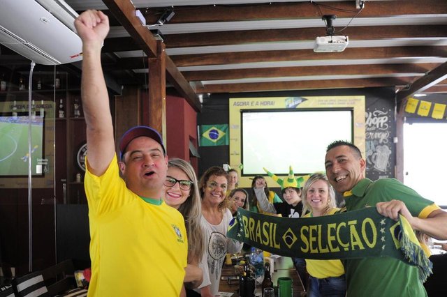 JOINVILLE,SC,BRASIL,27-06-2018.Copa do mundo 2018.Brasil X Sérvia, torcida em Joinville,bar Barão.Walter Deterch,Claudio Kowalski,thais Letícia Speckhahn e amigos.(Foto:Salmo Duarte/A Notícia)Indexador: Maykon Lammerhirt JOINVILLE,SC,BRASIL,27-06-2018.Copa do mundo 2018.Brasil X Sérvia, torcida em Joinville,bar Barão.Walter Deterch,Claudio Kowalski,thais Letícia Speckhahn e amigos.(Foto:Salmo Duarte/A Notícia)Indexador: Maykon Lammerhirt