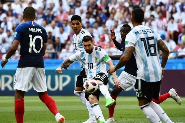 Argentinas forward Lionel Messi (C) controls the ball during the Russia 2018 World Cup round of 16 football match between France and Argentina at the Kazan Arena in Kazan on June 30, 2018. / AFP PHOTO / Jewel SAMAD / RESTRICTED TO EDITORIAL USE - NO MOBILE PUSH ALERTS/DOWNLOADSFrança e Argentina se enfrentam em Kazan pelas oitavas de final da Copa do Mundo Argentinas forward Lionel Messi (C) controls the ball during the Russia 2018 World Cup round of 16 football match between France and Argentina at the Kazan Arena in Kazan on June 30, 2018. / AFP PHOTO / Jewel SAMAD / RESTRICTED TO EDITORIAL USE - NO MOBILE PUSH ALERTS/DOWNLOADSFrança e Argentina se enfrentam em Kazan pelas oitavas de final da Copa do Mundo