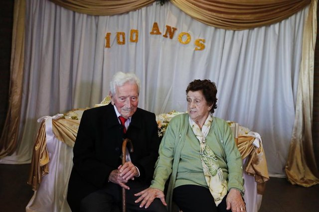 PORTO ALEGRE, RS, BRASIL, 03-07-2016: Festa de aniversário de 100 anos dos gêmeos Godofredo Fay Neto e Francisca Fay Medina na sede de Afufe, na zona sul de Porto Alegre. (Foto: Mateus Bruxel / Agêncis RBS) PORTO ALEGRE, RS, BRASIL, 03-07-2016: Festa de aniversário de 100 anos dos gêmeos Godofredo Fay Neto e Francisca Fay Medina na sede de Afufe, na zona sul de Porto Alegre. (Foto: Mateus Bruxel / Agêncis RBS)