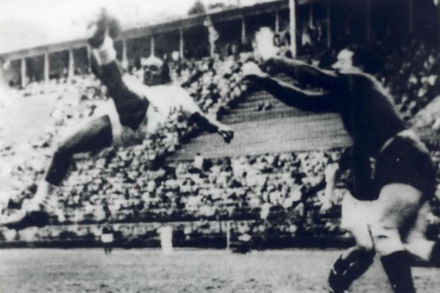 Gol de Leônidas da Silva marca gol para o Brasil na estréia da Copa do Mundo de 1938, contra a Polônia.#PÁGINA:03PASTA:53443 Fotógrafo: BD ZH Gol de Leônidas da Silva marca gol para o Brasil na estréia da Copa do Mundo de 1938, contra a Polônia.#PÁGINA:03PASTA:53443 Fotógrafo: BD ZH