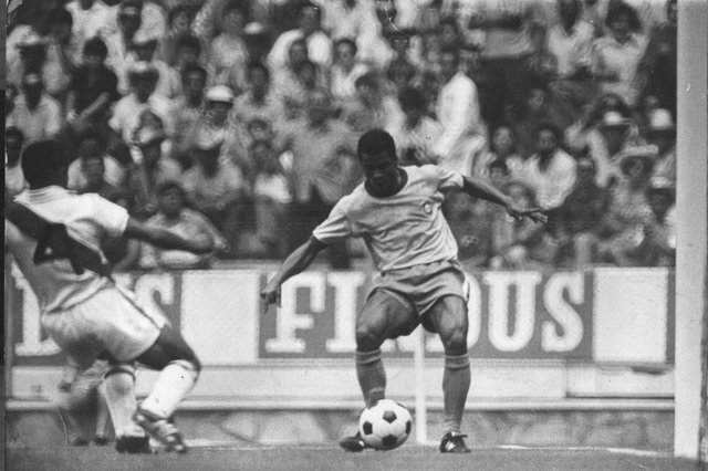 Lance do jogo entre Brasil e Peru, na Copa de 70, no México. Aparece na foto o jogador Jair, da seleção brasileira#PÁGINA: 71#PASTA: 501078#CAIXA: 000030 Fotógrafo: Não se Aplica Lance do jogo entre Brasil e Peru, na Copa de 70, no México. Aparece na foto o jogador Jair, da seleção brasileira#PÁGINA: 71#PASTA: 501078#CAIXA: 000030 Fotógrafo: Não se Aplica