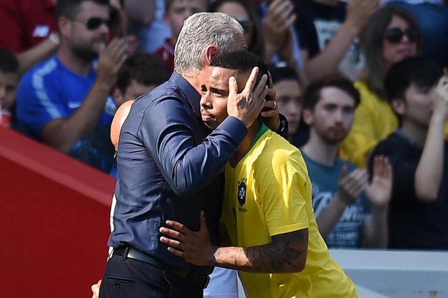 Brazils striker Gabriel Jesus is congratulated by Brazils head coach Tite after being substituted during the International friendly football match between Brazil and Croatia at Anfield in Liverpool on June 3, 2018. / AFP PHOTO / Oli SCARFFEditoria: SPOLocal: LiverpoolIndexador: OLI SCARFFSecao: soccerFonte: AFPFotógrafo: STR Brazils striker Gabriel Jesus is congratulated by Brazils head coach Tite after being substituted during the International friendly football match between Brazil and Croatia at Anfield in Liverpool on June 3, 2018. / AFP PHOTO / Oli SCARFFEditoria: SPOLocal: LiverpoolIndexador: OLI SCARFFSecao: soccerFonte: AFPFotógrafo: STR