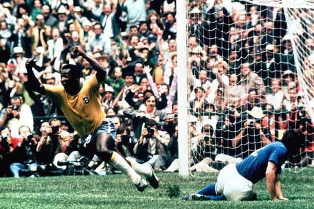 A camisa usada pela Seleção Brasileira na Copa de 1970, no México, foi eleita pelo Times Online, um dos mais tradicionais sites da Inglaterra, a mais bonita de todos os tempos. O Rei Pelé comemora o gol marcado.#PÁGINA:12 Fonte: Banco de Dados A camisa usada pela Seleção Brasileira na Copa de 1970, no México, foi eleita pelo Times Online, um dos mais tradicionais sites da Inglaterra, a mais bonita de todos os tempos. O Rei Pelé comemora o gol marcado.#PÁGINA:12 Fonte: Banco de Dados