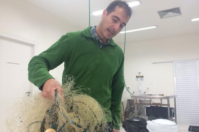 Pedro Castilho pesquisador com petrecho de pesca encontrado em boto morto Pedro Castilho pesquisador com petrecho de pesca encontrado em boto morto