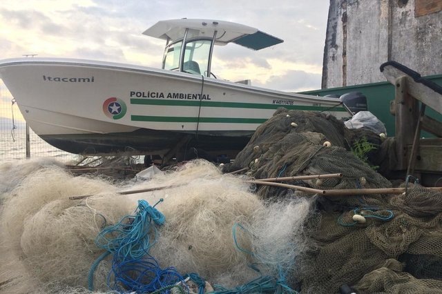 Polícia Militar Ambiental de Laguna apreende petrechos de pesca irregulares Polícia Militar Ambiental de Laguna apreende petrechos de pesca irregulares