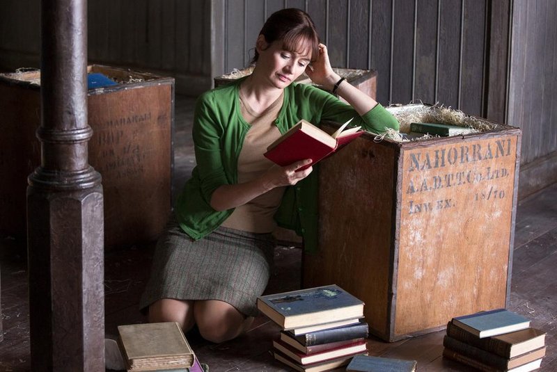 Emily Mortimer em cena de A Livraria, filme da espanhola Isabel Coixet baseado no romance de mesmo nome da inglesa Penelope Fitzgerald