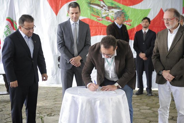 JOINVILLE,SC,BRASIL,05-07-2018.Assinatura da ordem de serviço para construção de um novo portão de acesso de navios no porto de São Francisco do Sul,marcou a solenidade alusiva ao aniversário de 63 anos do terminal.(Foto:Salmo Duarte/A Notícia)Indexador: Maykon Lammerhirt JOINVILLE,SC,BRASIL,05-07-2018.Assinatura da ordem de serviço para construção de um novo portão de acesso de navios no porto de São Francisco do Sul,marcou a solenidade alusiva ao aniversário de 63 anos do terminal.(Foto:Salmo Duarte/A Notícia)Indexador: Maykon Lammerhirt