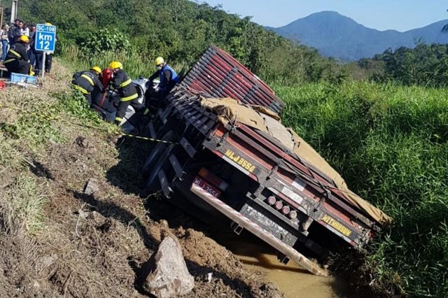 Três pessoas ficam feridas em acidente na Rodovia do Arroz, em Joinville Três pessoas ficam feridas em acidente na Rodovia do Arroz, em Joinville