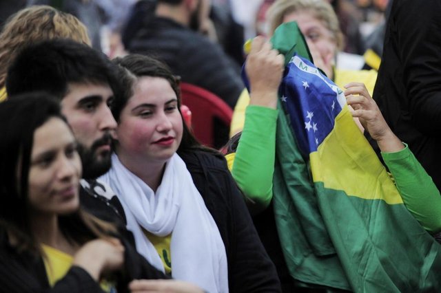JOINVILLE,SC,BRASIL,06-07-2018.Copa do Mundo 2018mercado municipal,Priscilla Gomes Barbosa com a bandeira.(Foto:Salmo Duarte/A Notícia)Indexador: Maykon Lammerhirt JOINVILLE,SC,BRASIL,06-07-2018.Copa do Mundo 2018mercado municipal,Priscilla Gomes Barbosa com a bandeira.(Foto:Salmo Duarte/A Notícia)Indexador: Maykon Lammerhirt