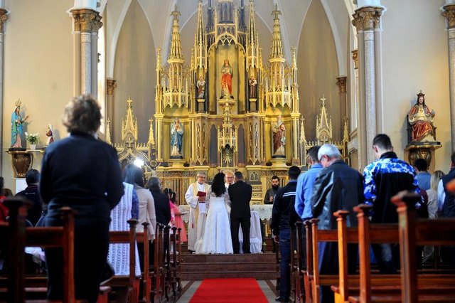 CAXIAS DO SUL, RS, BRASIL 07/07/2018O casal Amarildo Moreira e Carla da Silva celebrou casamento na manhã deste sábado, na igreja da Paróquia Santa Catarina, em Caxias do Sul. Humildes, ele reciclador e ela cuidadora, contaram com a união de esforços da comunidade para celebrar a festa, com diversas doações. (Lucas Amorelli/Agência RBS) CAXIAS DO SUL, RS, BRASIL 07/07/2018O casal Amarildo Moreira e Carla da Silva celebrou casamento na manhã deste sábado, na igreja da Paróquia Santa Catarina, em Caxias do Sul. Humildes, ele reciclador e ela cuidadora, contaram com a união de esforços da comunidade para celebrar a festa, com diversas doações. (Lucas Amorelli/Agência RBS)