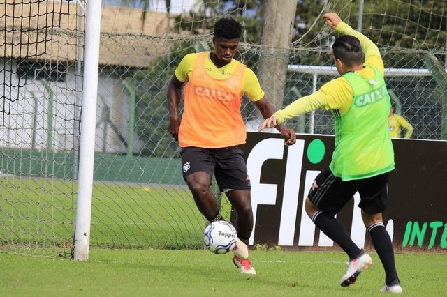 Zagueiro Eduardo Bauermann do Figueirense Zagueiro Eduardo Bauermann do Figueirense