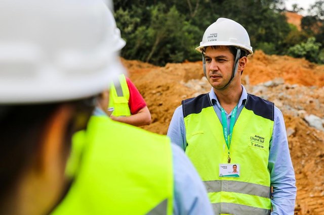 A Arteris, empresa responsável pelo contorno viário que envolve Florianópolis, Biguaçu e São José, preparou uma visita em pontos pré-determinados das obras. O Contorno Rodoviário de Florianópolis é uma nova rodovia que está sendo implantada para desviar o tráfego de longa distância da região metropolitana da Grande Florianópolis. O traçado passa pelos municípios de Governador Celso Ramos, Biguaçu, São José e Palhoça, totalizando 47,6km de extensão. Na foto: André Biacnhi, superintendente da Arteris. (FOTO: TIAGO GHIZONI/DIÁRIO CATARINENSE - FLORIANÓPOLIS, SANTA CATARINA, BRASIL - 09/07/2018) A Arteris, empresa responsável pelo contorno viário que envolve Florianópolis, Biguaçu e São José, preparou uma visita em pontos pré-determinados das obras. O Contorno Rodoviário de Florianópolis é uma nova rodovia que está sendo implantada para desviar o tráfego de longa distância da região metropolitana da Grande Florianópolis. O traçado passa pelos municípios de Governador Celso Ramos, Biguaçu, São José e Palhoça, totalizando 47,6km de extensão. Na foto: André Biacnhi, superintendente da Arteris. (FOTO: TIAGO GHIZONI/DIÁRIO CATARINENSE - FLORIANÓPOLIS, SANTA CATARINA, BRASIL - 09/07/2018)
