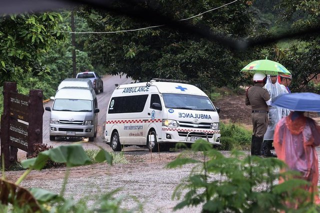 An ambulance leaves from the Tham Luang cave area as the operations continue for those still trapped inside the cave in Khun Nam Nang Non Forest Park in the Mae Sai district of Chiang Rai province on July 10, 2018.Rescuers raced to save four young footballers and their coach who remain trapped in a flooded Thai cave on July 10, as heavy rains threatened an already perilous escape mission that has seen eight of the boys extracted in good health. / AFP PHOTO / YE AUNG THUEditoria: DISLocal: Mae SaiIndexador: YE AUNG THUSecao: accident (general)Fonte: AFPFotógrafo: STR An ambulance leaves from the Tham Luang cave area as the operations continue for those still trapped inside the cave in Khun Nam Nang Non Forest Park in the Mae Sai district of Chiang Rai province on July 10, 2018.Rescuers raced to save four young footballers and their coach who remain trapped in a flooded Thai cave on July 10, as heavy rains threatened an already perilous escape mission that has seen eight of the boys extracted in good health. / AFP PHOTO / YE AUNG THUEditoria: DISLocal: Mae SaiIndexador: YE AUNG THUSecao: accident (general)Fonte: AFPFotógrafo: STR