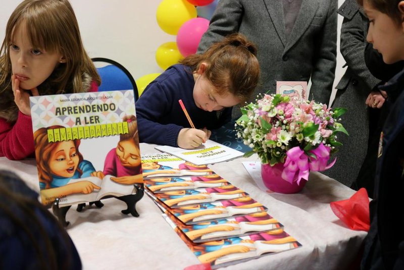 Estudante do 2º ano do Ensino Fundamental do colégio La Salle, em Caxias, Maria Eduarda Zucchetti Lazari lançou livro Aprendendo a Ler Divertidamente 