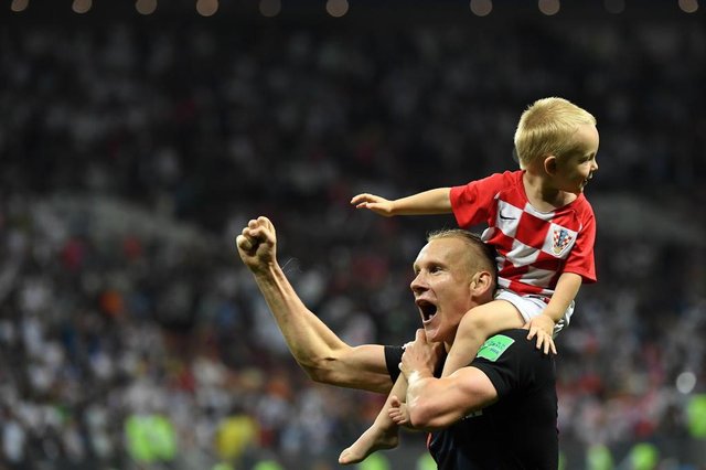 Croatias defender Domagoj Vida (L) celebrates with his son David at the end of the Russia 2018 World Cup semi-final football match between Croatia and England at the Luzhniki Stadium in Moscow on July 11, 2018. / AFP PHOTO / YURI CORTEZ / RESTRICTED TO EDITORIAL USE - NO MOBILE PUSH ALERTS/DOWNLOADSEditoria: SPOLocal: MoscowIndexador: YURI CORTEZSecao: soccerFonte: AFPFotógrafo: STF Croatias defender Domagoj Vida (L) celebrates with his son David at the end of the Russia 2018 World Cup semi-final football match between Croatia and England at the Luzhniki Stadium in Moscow on July 11, 2018. / AFP PHOTO / YURI CORTEZ / RESTRICTED TO EDITORIAL USE - NO MOBILE PUSH ALERTS/DOWNLOADSEditoria: SPOLocal: MoscowIndexador: YURI CORTEZSecao: soccerFonte: AFPFotógrafo: STF