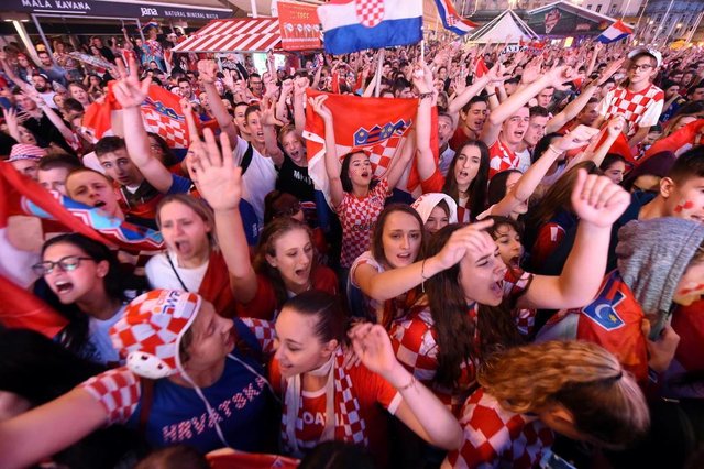 Croatias supporters react as they watch on a giant screen the Russia 2018 World Cup semi-final football match between Croatia and England, at the main square in Zagreb on July 11, 2018. / AFP PHOTO / Denis Lovrovic Croatias supporters react as they watch on a giant screen the Russia 2018 World Cup semi-final football match between Croatia and England, at the main square in Zagreb on July 11, 2018. / AFP PHOTO / Denis Lovrovic