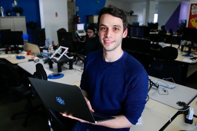 FLORIANÓPOLIS, SC, BRASIL, 11-07-2018: Na foto o CEO Victor Oliveira. Crescimento de startups em SC. A empresa de desenvolvimento de aplicativos e softwares personalizados, nascida da amizade de quatro colegas de faculdade, entre eles um dos primeiros funcionários da gigante UBER no Vale do Silício, mantém como missão ajudar a democratizar o acesso à tecnologia e informação. A Cheesecake Labs tem um ambiente inovador que atende a mais de 20 clientes - sendo aproximadamente 70% deles de fora do país. A empresa cresceu 100% em 2017 e fechou o ano com um faturamento de cerca de R$ 8 milhões. Para 2018, prevê aumento de 80% no faturamento . Um dos aplicativos desenvolvidos pelos Cakers ¿ como são chamados os colaboradores da instituição ¿, o VSPorto, é líder de mercado no setor de esporte universitário nos Estados Unidos. Outros clientes da Cheesecake são Women¿s March, Lockitron, Singularity University, Portobelo e Camio/Ella. FLORIANÓPOLIS, SC, BRASIL, 11-07-2018: Na foto o CEO Victor Oliveira. Crescimento de startups em SC. A empresa de desenvolvimento de aplicativos e softwares personalizados, nascida da amizade de quatro colegas de faculdade, entre eles um dos primeiros funcionários da gigante UBER no Vale do Silício, mantém como missão ajudar a democratizar o acesso à tecnologia e informação. A Cheesecake Labs tem um ambiente inovador que atende a mais de 20 clientes - sendo aproximadamente 70% deles de fora do país. A empresa cresceu 100% em 2017 e fechou o ano com um faturamento de cerca de R$ 8 milhões. Para 2018, prevê aumento de 80% no faturamento . Um dos aplicativos desenvolvidos pelos Cakers ¿ como são chamados os colaboradores da instituição ¿, o VSPorto, é líder de mercado no setor de esporte universitário nos Estados Unidos. Outros clientes da Cheesecake são Women¿s March, Lockitron, Singularity University, Portobelo e Camio/Ella.