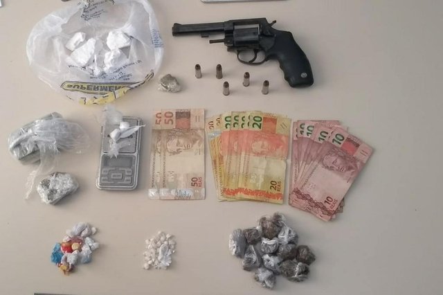Uma operação das polícias Civil e Militar cumpriu seis mandados de busca e apreensão em Governador Celso Ramos e Tijucas, na Grande Florianópolis. Esta é a segunda fase da Operação Gochas, que tenta combater o tráfico de drogas e organizações criminosas. Uma operação das polícias Civil e Militar cumpriu seis mandados de busca e apreensão em Governador Celso Ramos e Tijucas, na Grande Florianópolis. Esta é a segunda fase da Operação Gochas, que tenta combater o tráfico de drogas e organizações criminosas.