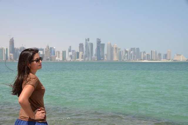 Reportagem sobre a Copa de 2022 no Catar. A blogueira Carla Ferreira está em frente à praia de Doha. Reportagem sobre a Copa de 2022 no Catar. A blogueira Carla Ferreira está em frente à praia de Doha.