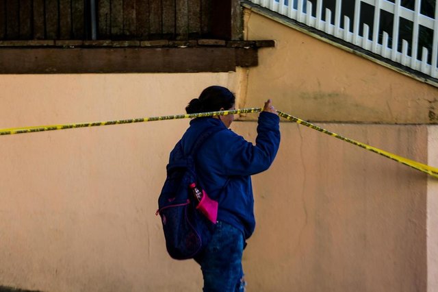 Uma semana após a chacina que deixou cinco pessoas mortas em um apart-hotel de Canasvieiras, em Florianópolis, voltamos ao local para ver como está o ambiente. Ainda são muitas dúvidas sobre o método utilizado, como os envolvidos chegaram no hotel, entre outras. Na foto, entregadora de panfletos ignora fita de isolamento da polícia para exercer seu trabalho. (FOTO: TIAGO GHIZONI/HORA DE SANTA CATARINA - FLORIANÓPOLIS, SANTA CATARINA, BRASIL - 12/07/2018) Uma semana após a chacina que deixou cinco pessoas mortas em um apart-hotel de Canasvieiras, em Florianópolis, voltamos ao local para ver como está o ambiente. Ainda são muitas dúvidas sobre o método utilizado, como os envolvidos chegaram no hotel, entre outras. Na foto, entregadora de panfletos ignora fita de isolamento da polícia para exercer seu trabalho. (FOTO: TIAGO GHIZONI/HORA DE SANTA CATARINA - FLORIANÓPOLIS, SANTA CATARINA, BRASIL - 12/07/2018)