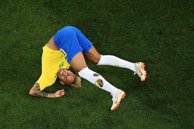 Brazils forward Neymar falls during the Russia 2018 World Cup Group E football match between Brazil and Switzerland at the Rostov Arena in Rostov-On-Don on June 17, 2018. / AFP PHOTO / Jewel SAMAD / RESTRICTED TO EDITORIAL USE - NO MOBILE PUSH ALERTS/DOWNLOADSEditoria: SPOLocal: Rostov-on-DonIndexador: JEWEL SAMADSecao: soccerFonte: AFPFotógrafo: STF Brazils forward Neymar falls during the Russia 2018 World Cup Group E football match between Brazil and Switzerland at the Rostov Arena in Rostov-On-Don on June 17, 2018. / AFP PHOTO / Jewel SAMAD / RESTRICTED TO EDITORIAL USE - NO MOBILE PUSH ALERTS/DOWNLOADSEditoria: SPOLocal: Rostov-on-DonIndexador: JEWEL SAMADSecao: soccerFonte: AFPFotógrafo: STF