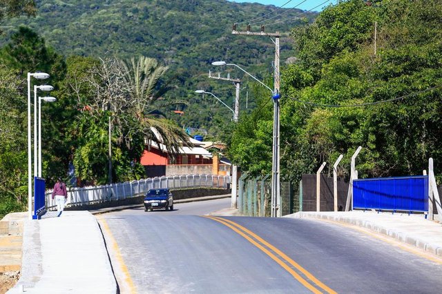 FLORIANÓPOLIS, SC, BRASIL, 13-07-2018 - Pontes que caíram com as chuvas do início do ano são reconstruídas. Foto em Ratones FLORIANÓPOLIS, SC, BRASIL, 13-07-2018 - Pontes que caíram com as chuvas do início do ano são reconstruídas. Foto em Ratones