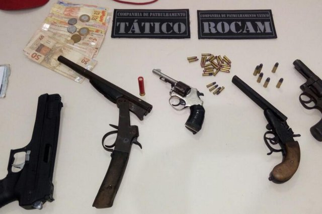 Após perseguição, polícia prende suspeito com armas e drogas em Joinville Após perseguição, polícia prende suspeito com armas e drogas em Joinville