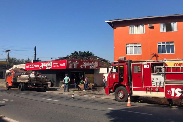 Um incêndio destruiu o prédio de uma pizzaria na zona Leste de Joinville. Segundo informações dos Bombeiros Voluntários, o fogo começou por volta das 11 horas deste domingo, no estabelecimento que fica na rua Albano Schmidt, no bairro Comasa. Um incêndio destruiu o prédio de uma pizzaria na zona Leste de Joinville. Segundo informações dos Bombeiros Voluntários, o fogo começou por volta das 11 horas deste domingo, no estabelecimento que fica na rua Albano Schmidt, no bairro Comasa.