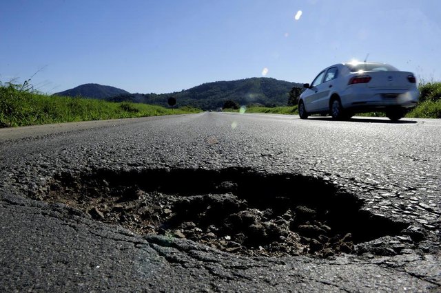 GUARAMIRIM,SC,BRASIL,13-07-2018.Rodovia do Arroz.Buraco.(Foto:Salmo Duarte/A Notícia)Indexador: Maykon Lammerhirt GUARAMIRIM,SC,BRASIL,13-07-2018.Rodovia do Arroz.Buraco.(Foto:Salmo Duarte/A Notícia)Indexador: Maykon Lammerhirt