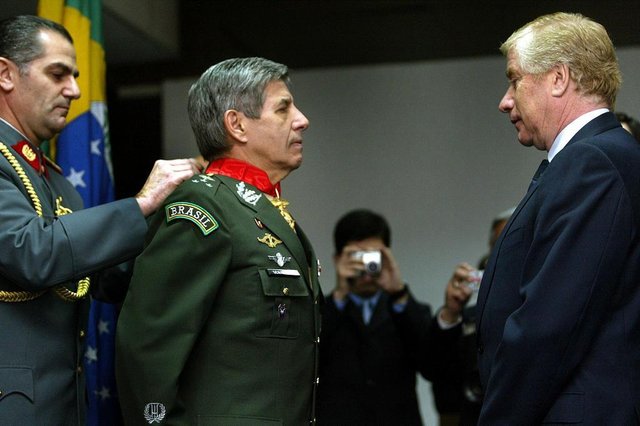 CHILE-HAITI-BRASIL-RIBEIRO PEREIRA-RAVINET-ONU-MINUSTAHEl Comandante de la Fuerza Militar de la Misión de Naciones Unidas para la estabilización de Haiti (Minustah), Teniente General de Ejército de Brasil, Augusto Heleno Ribeiro Pereira (C) es condecorado con la Gran Estrella al Mérito Militar por el Ministro de Defensa chileno Jaime Ravinet (D), en Santiago, el 17 de agosto de 2005. AFP PHOTO/Luis HIDALGO / AFP PHOTO / LUIS HIDALGOEditoria: POLLocal: SANTIAGOIndexador: LUIS HIDALGOSecao: politics (general)Fonte: AFP