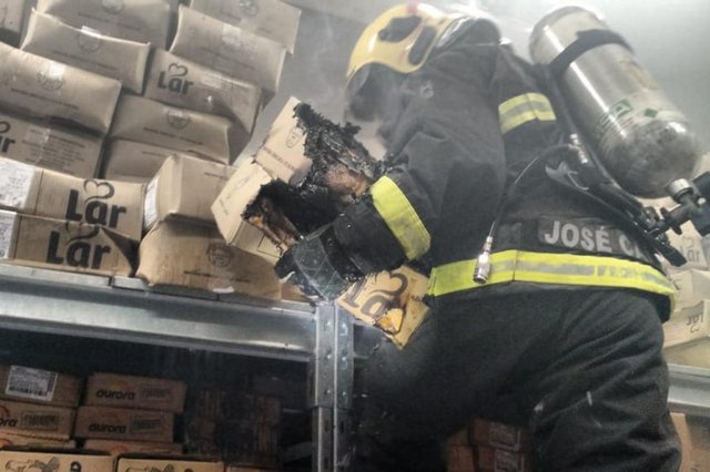Corpo de Bombeiros controlou as chamas, que atingiram uma área de 20 metros quadrados Corpo de Bombeiros controlou as chamas, que atingiram uma área de 20 metros quadrados