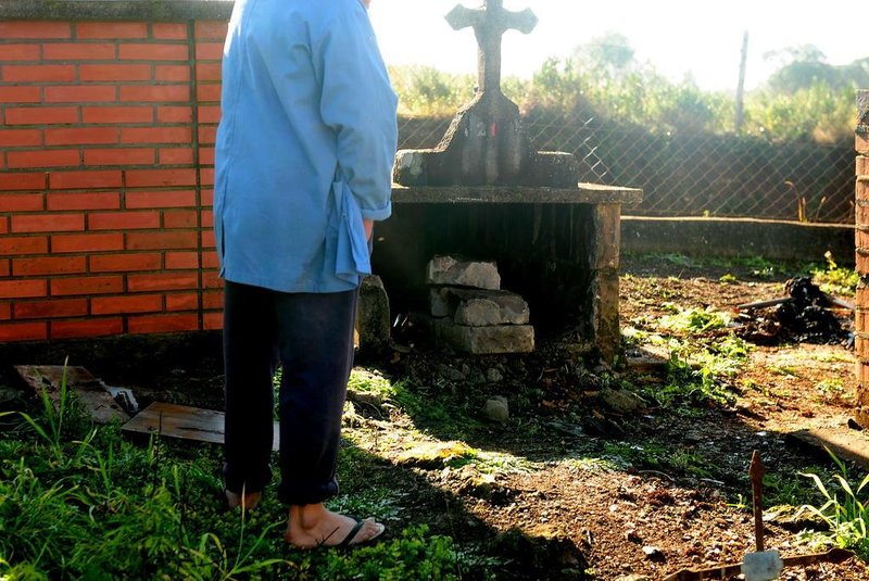  CAXIAS DO SUL, RS, BRASIL, 19/07/2018. OBS: NÃO IDENTIFICAR. O cemitério de São Jorge da Mulada, no distrito de Criúva, teve dez túmulos danificados e pelo menos três violados no último final de semana. Tem-se notícia de que de dois teriam sido levados os crânios das pessoas sepultadas. (Diogo Sallaberry/Agência RBS)