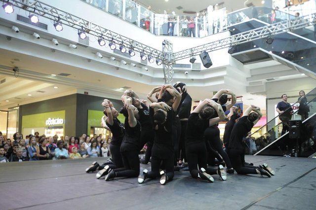JOINVILLE,SC,BRASIL,19-07-2018.Festival de Dança 2018.Palcos abertos.Com Passo Cia de Dança.(Foto:Salmo Duarte/A Notícia)Indexador: Maykon Lammerhirt JOINVILLE,SC,BRASIL,19-07-2018.Festival de Dança 2018.Palcos abertos.Com Passo Cia de Dança.(Foto:Salmo Duarte/A Notícia)Indexador: Maykon Lammerhirt