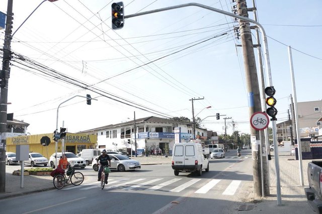 novo semáforo na esquina das ruas Cegonhas com dr. Julio de Mesquita. novo semáforo na esquina das ruas Cegonhas com dr. Julio de Mesquita.