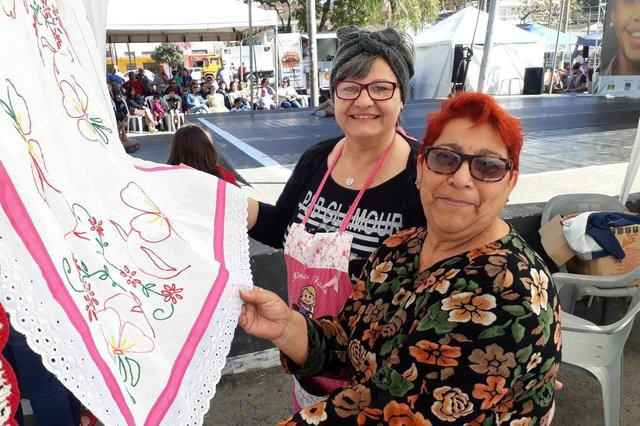 JOINVILLE, SANTA CATARINA, BRASIL (21/07/2018): Festival de Dança de Joinville aproxima artistas e público com a Rua da Dança na feira do bairro Floresta. Na foto as artesãs Claudete Lisboa e Márcia Braga (ao fundo) JOINVILLE, SANTA CATARINA, BRASIL (21/07/2018): Festival de Dança de Joinville aproxima artistas e público com a Rua da Dança na feira do bairro Floresta. Na foto as artesãs Claudete Lisboa e Márcia Braga (ao fundo)