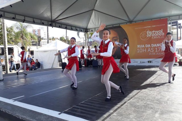 JOINVILLE, SANTA CATARINA, BRASIL (21/07/2018): Festival de Dança de Joinville aproxima artistas e público com a Rua da Dança na feira do bairro Floresta. Na foto as bailarinas da Escola Municipal de Ballet de Joinville apresentam a coreografia Aeromoças JOINVILLE, SANTA CATARINA, BRASIL (21/07/2018): Festival de Dança de Joinville aproxima artistas e público com a Rua da Dança na feira do bairro Floresta. Na foto as bailarinas da Escola Municipal de Ballet de Joinville apresentam a coreografia Aeromoças