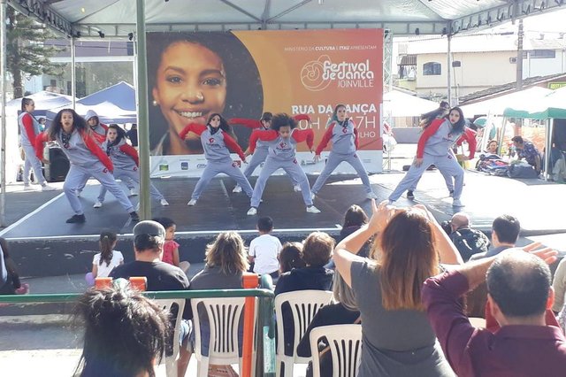 JOINVILLE, SANTA CATARINA, BRASIL (21/07/2018): Festival de Dança de Joinville aproxima artistas e público com a Rua da Dança na feira do bairro Floresta. Na foto as bailarinos da Dunamis apresentam a coreografia Reason JOINVILLE, SANTA CATARINA, BRASIL (21/07/2018): Festival de Dança de Joinville aproxima artistas e público com a Rua da Dança na feira do bairro Floresta. Na foto as bailarinos da Dunamis apresentam a coreografia Reason