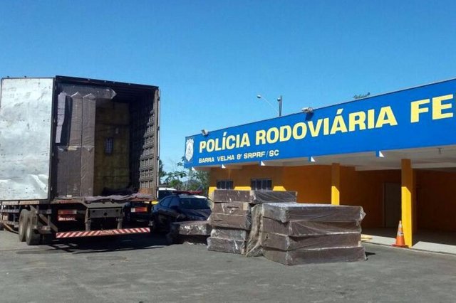 BARRA VELHA, SANTA CATARINA, BRASIL (21/07/2018): PRF apreende cerca de 350 mil maços de cigarros contrabandeados em Barra Velha BARRA VELHA, SANTA CATARINA, BRASIL (21/07/2018): PRF apreende cerca de 350 mil maços de cigarros contrabandeados em Barra Velha