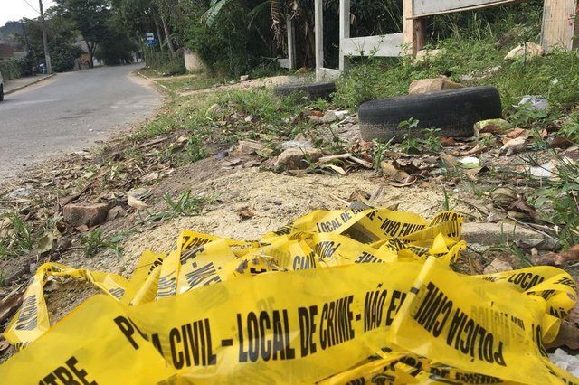 Corpo de mulher é encontrado dentro de mala no Norte da Ilha. mala, corpo em mala, norte da ilha, vargem do bom jesus, florianópolis, investigação, crime Corpo de mulher é encontrado dentro de mala no Norte da Ilha. mala, corpo em mala, norte da ilha, vargem do bom jesus, florianópolis, investigação, crime