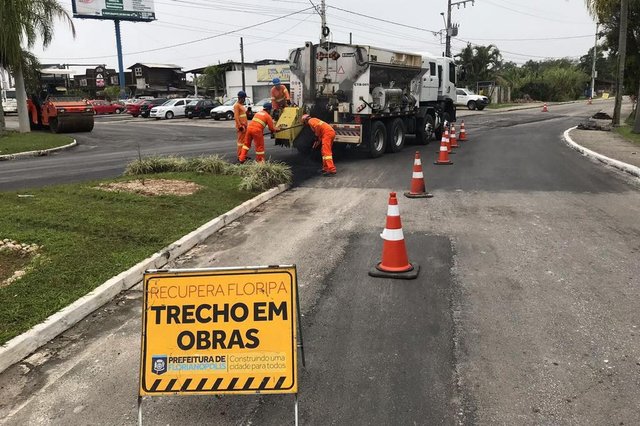 A estrada principal do bairro Ratones permanece em meia pista nesta sexta-feira, 27, durante obras realizadas no asfalto da via. A estrada principal do bairro Ratones permanece em meia pista nesta sexta-feira, 27, durante obras realizadas no asfalto da via.