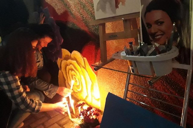 Amigos fazem vigília em homenagem à Bianca Wachholz, assassinada na quarta-feira Amigos fazem vigília em homenagem à Bianca Wachholz, assassinada na quarta-feira