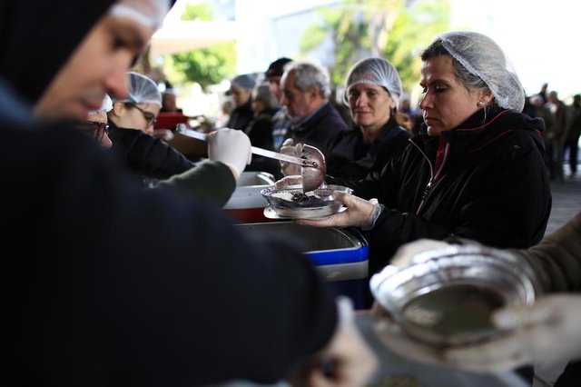 PORTO ALEGRE, RS, BRASIL - Grupo de voluntários a mais de um ano dão comida e doam roupas para moradores de rua no Viaduto da Obirici aos domingos, na capital.Indexador: Jefferson Botega PORTO ALEGRE, RS, BRASIL - Grupo de voluntários a mais de um ano dão comida e doam roupas para moradores de rua no Viaduto da Obirici aos domingos, na capital.Indexador: Jefferson Botega