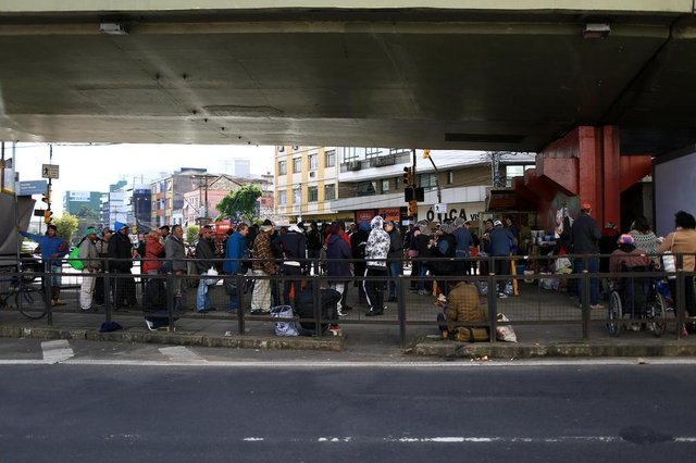 PORTO ALEGRE, RS, BRASIL - Grupo de voluntários a mais de um ano dão comida e doam roupas para moradores de rua no Viaduto da Obirici aos domingos, na capital.Indexador: Jefferson Botega PORTO ALEGRE, RS, BRASIL - Grupo de voluntários a mais de um ano dão comida e doam roupas para moradores de rua no Viaduto da Obirici aos domingos, na capital.Indexador: Jefferson Botega