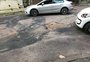 No ponto cego dos motoristas, buraco surpreende quem acessa via do bairro Moinhos de Vento